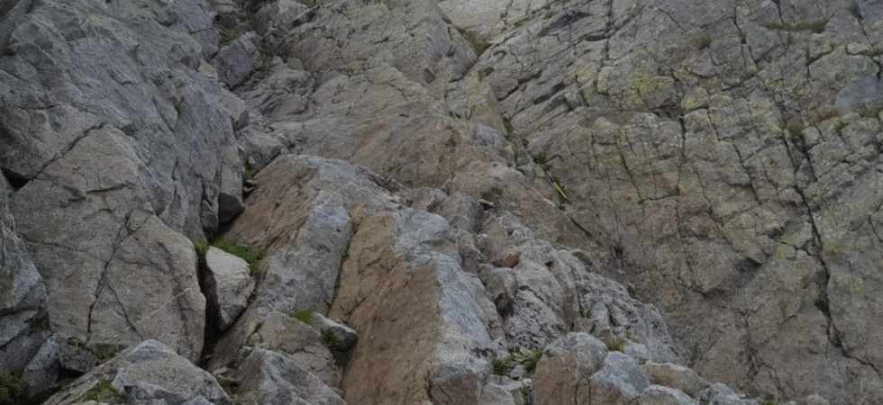 Perde l'equilibrio e ruzzola tra le rocce ferendosi gravemente alla testa e alle gambe